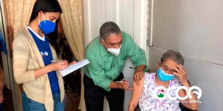 Director Provincial de Salud encabeza jornada vacunación en hogares