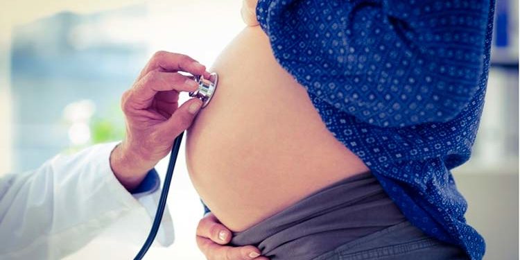 Gobierno dispone empleadas embarazadas del sector salud trabajen desde sus hogares