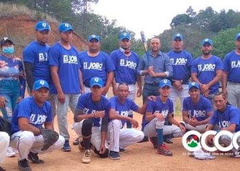 Greidys Joel Roa Chalas entrega uniforme equipo béisbol de La Ciénega