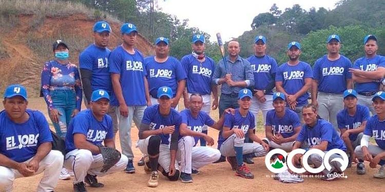 Greidys Joel Roa Chalas entrega uniforme equipo béisbol de La Ciénega