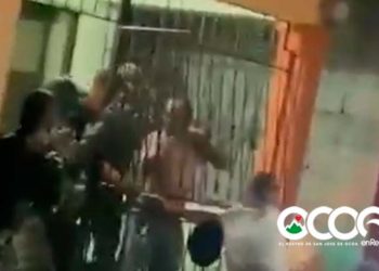 VIDEO | Policías irrumpen en vivienda para apresar hombre acusado de agredir supuestamente a mujer