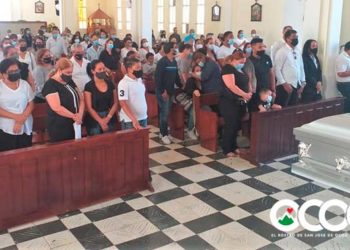 Decenas de personas asisten  a los actos fúnebres de Juan de La Cruz Méndez Medina