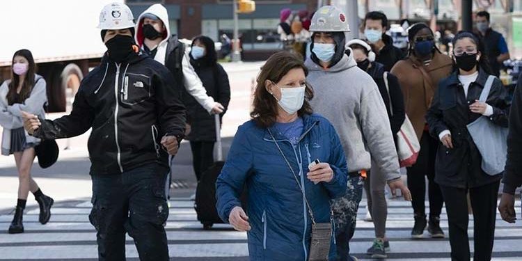Estados Unidos libera a los vacunados de la mascarilla al aire libre