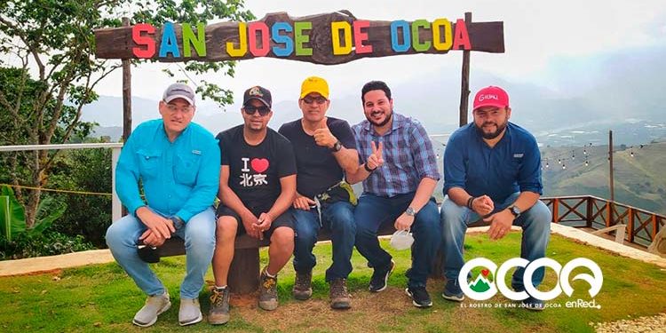 Periodista de salud y grupo de inversionistas visitan atractivos ecoturísticos de Ocoa