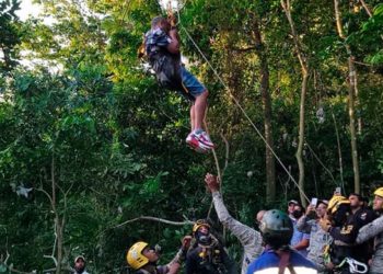 Rescatan personas tras amanecer varados en tele-férico Puerto Puerta