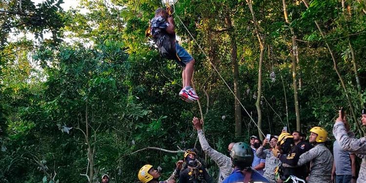 Rescatan personas tras amanecer varados en tele-férico Puerto Puerta