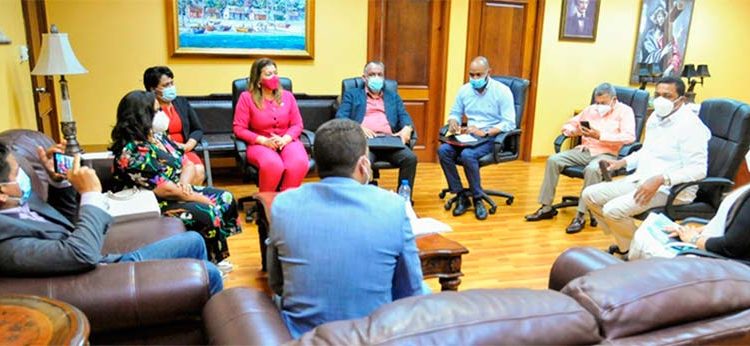 Gobernadora, alcaldes y LMD buscan solución a vertederos