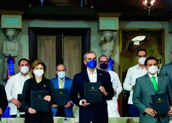 Gobierno comenzará a aplicar la tercera dosis contra Covid-19 al personal de salud