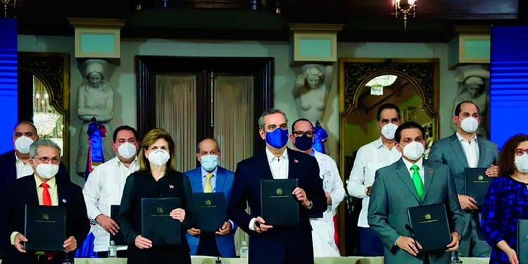 Gobierno comenzará a aplicar la tercera dosis contra Covid-19 al personal de salud