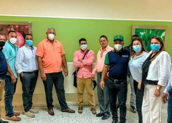 Gobernadora y agricultores se reúnen con funcionarios de Ministerio Agricultura para tema de la cebolla