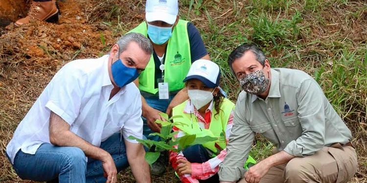 Abinader da inicio al Plan de Manejo Integral de las Cuencas Hidrográficas en Rancho Arriba