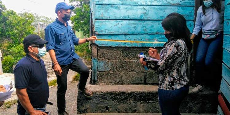 Gobernadora Oliva Castillo gestiona construcción de 100 casas para familias de escasos recursos