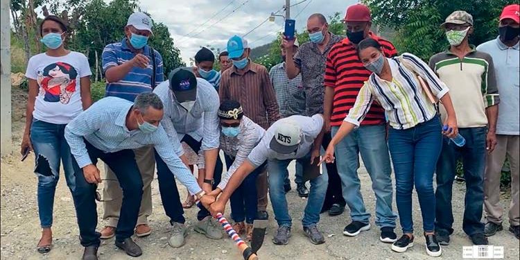 Alcaldía Municipal da primer picazo para construcción de aceras y contenes en Las Caobas
