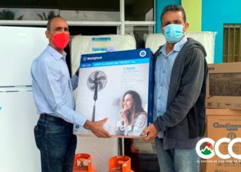 Ex-senador Pedro Alegría entrega electrodomésticos a familias afectadas por inundaciones