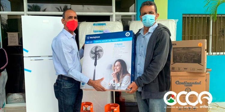 Ex-senador Pedro Alegría entrega electrodomésticos a familias afectadas por inundaciones