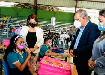 INAVI y Gobernación Ocoa entregan electrodomésticos a madres; premian estudiantes meritorios