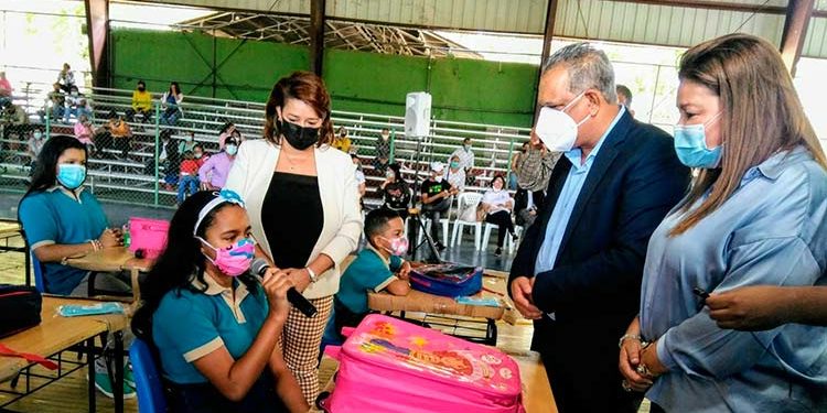 INAVI y Gobernación Ocoa entregan electrodomésticos a madres; premian estudiantes meritorios