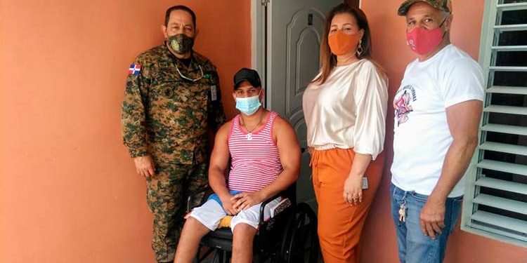 Gobernadora Oliva Castillo asume mejorar condiciones de vida policía Parra