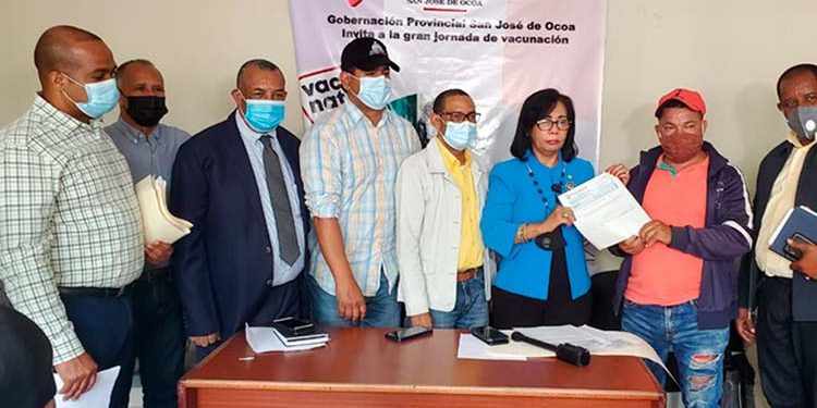 Gobierno entrega 1 millón 836,060.00 pesos a productores de cerdos de Ocoa