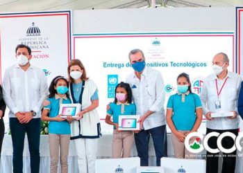 Presidente Abinader entrega 75 mil 260 tablets y laptops en Ocoa