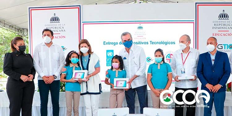 Presidente Abinader entrega 75 mil 260 tablets y laptops en Ocoa