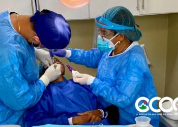 Odontólogo de padres ocoeños realiza primera cirugía implante dental en Hospital de Engombe