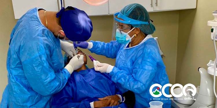 Odontólogo de padres ocoeños realiza primera cirugía implante dental en Hospital de Engombe