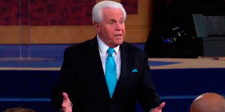 Pastor insta a seguidores que donen más dinero a su iglesia para “acelerar” la llegada de Jesús