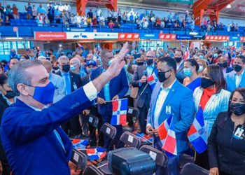 Presidente Abinader juramenta 1,200 jóvenes de padres dominicanos, nacidos en el exterior