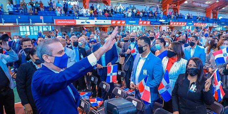 Presidente Abinader juramenta 1,200 jóvenes de padres dominicanos, nacidos en el exterior