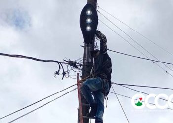 Alcaldía realiza amplio operativo de instalación y reparación de lámparas en sectores de Ocoa