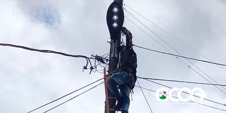 Alcaldía realiza amplio operativo de instalación y reparación de lámparas en sectores de Ocoa