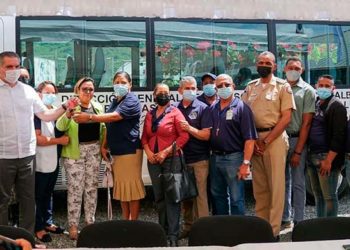 Gobierno entrega minibús Escuela Vocacional en Sabana Larga