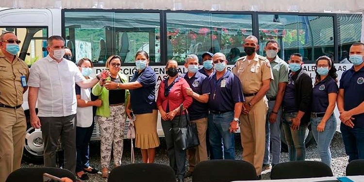 Gobierno entrega minibús Escuela Vocacional en Sabana Larga