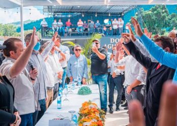 Presidente del PRM juramenta alcalde de Sabana Larga y mayoría estructura del PLD