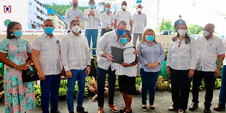 Presidente Abinader entrega 650 títulos de Propiedad en Azua