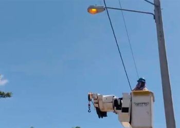 Edesur realiza operativo de instalación y reparación de lámparas en sectores de Bani