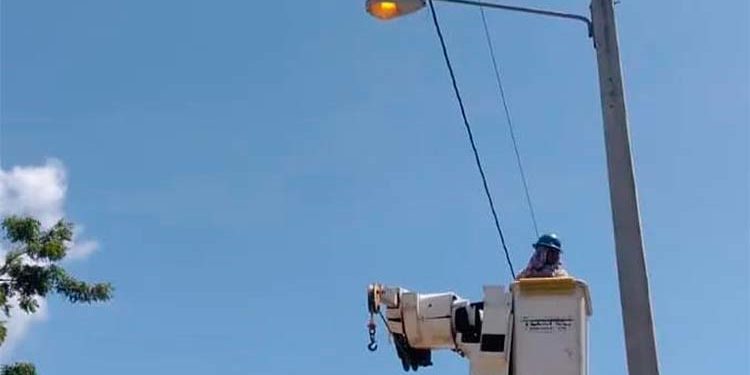 Edesur realiza operativo de instalación y reparación de lámparas en sectores de Bani