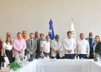 Gabinete Turismo logra acuerdo entre taxistas y Uber que operan en destinos turísticos