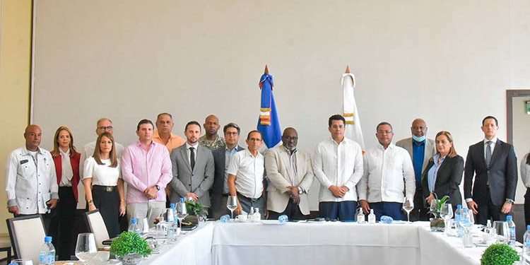 Gabinete Turismo logra acuerdo entre taxistas y Uber que operan en destinos turísticos