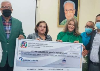 Gobernadora entrega cheque por unos 7 millones de pesos ADESJO para compra de equipos