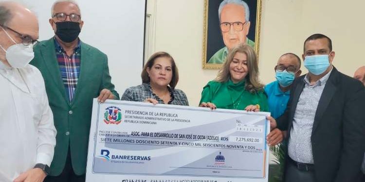 Gobernadora entrega cheque por unos 7 millones de pesos ADESJO para compra de equipos