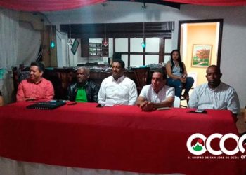 Geovanny Arias realiza tradicional cena navideña a limpiabotas