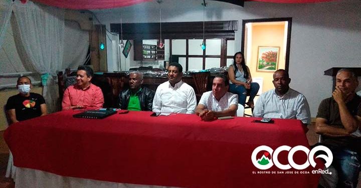 Geovanny Arias realiza tradicional cena navideña a limpiabotas