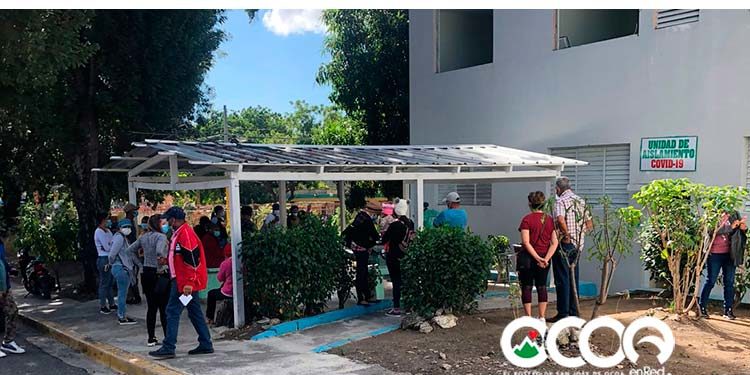 Decenas de personas acuden al hospital San José a realizarse pruebas Covid-19