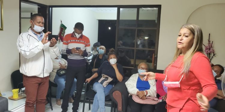 Gobernación Ocoa entrega Tarjeta Bono Navideño a juntas de vecinos