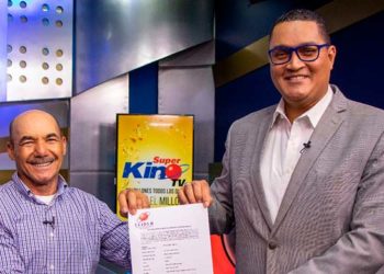 Ocoeño recibe certificado de 25 millones de pesos al ganar el Súper Kino Tv de Leidsa