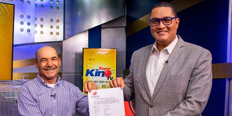 Ocoeño recibe certificado de 25 millones de pesos al ganar el Súper Kino Tv de Leidsa