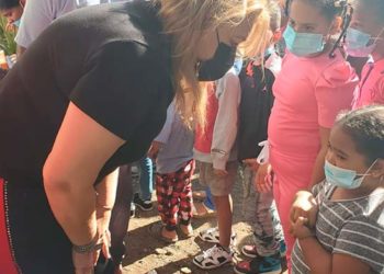 Gobernadora Ocoa entrega juguetes a niños de varios sectores