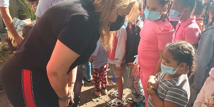 Gobernadora Ocoa entrega juguetes a niños de varios sectores